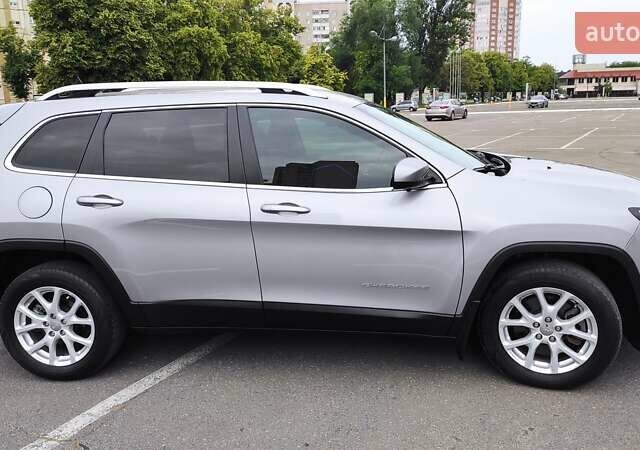 Серый Джип Чероки, объемом двигателя 2.4 л и пробегом 70 тыс. км за 14000 $, фото 2 на Automoto.ua
