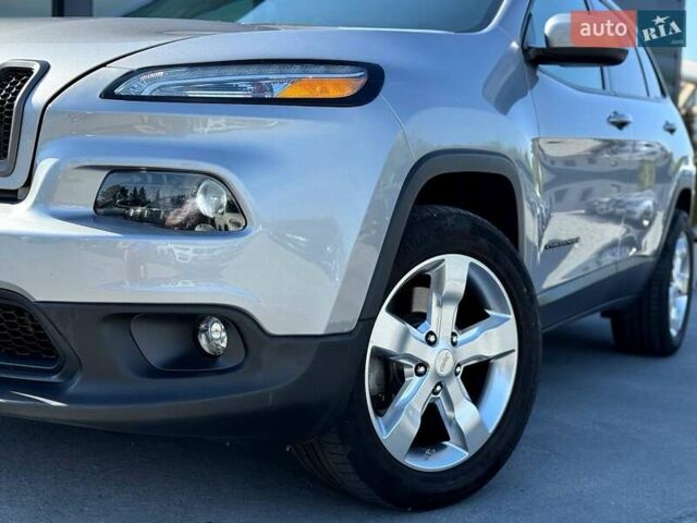 Сірий Джип Cherokee, об'ємом двигуна 3.24 л та пробігом 110 тис. км за 15800 $, фото 2 на Automoto.ua