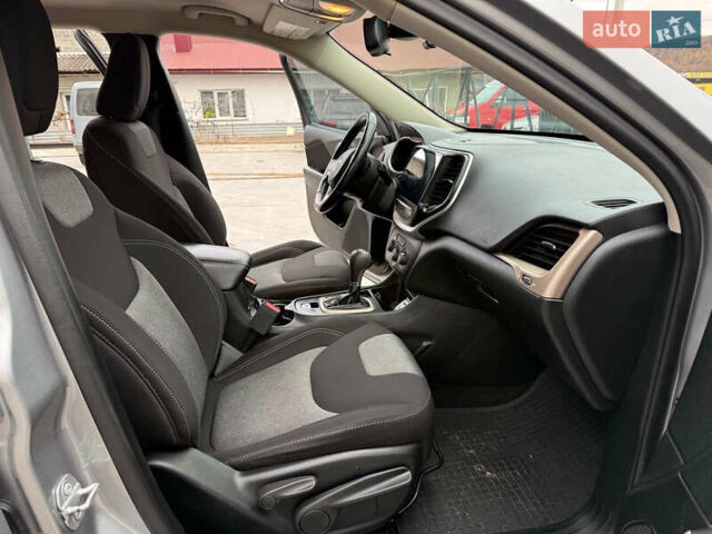 Серый Джип Чероки, объемом двигателя 2.4 л и пробегом 180 тыс. км за 13650 $, фото 13 на Automoto.ua