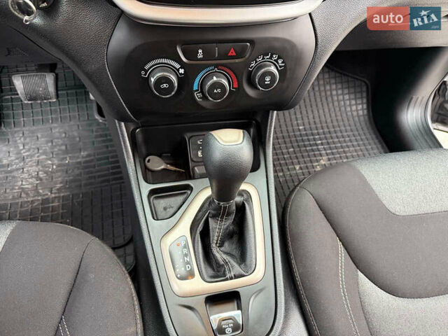 Серый Джип Чероки, объемом двигателя 2.4 л и пробегом 180 тыс. км за 13650 $, фото 21 на Automoto.ua