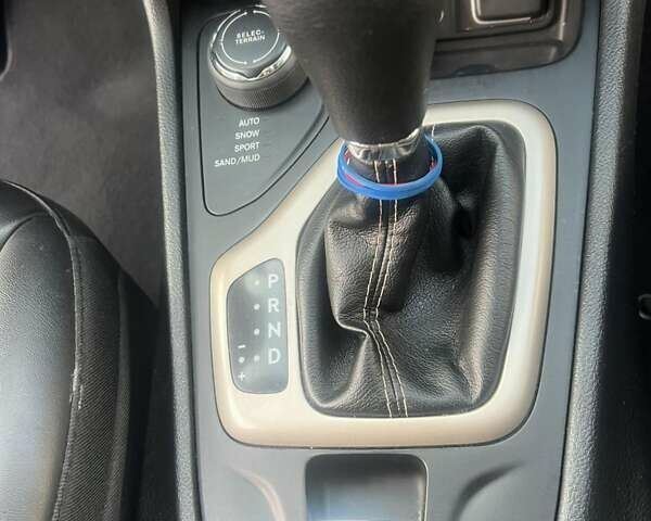 Джип Чероки 2017 в Барышевке на Automoto.ua Серый Джип Чероки, объемом двигателя 2.36 л и пробегом 175 тыс. км за 16500 $, фото 29 на Automoto.ua