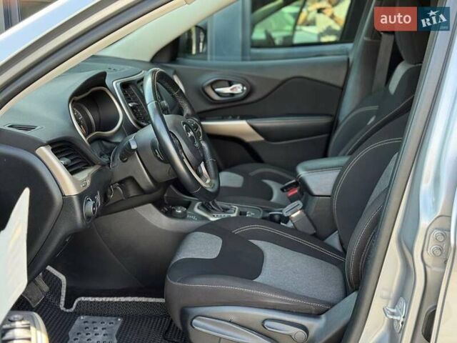 Сірий Джип Cherokee, об'ємом двигуна 3.24 л та пробігом 110 тис. км за 15800 $, фото 24 на Automoto.ua