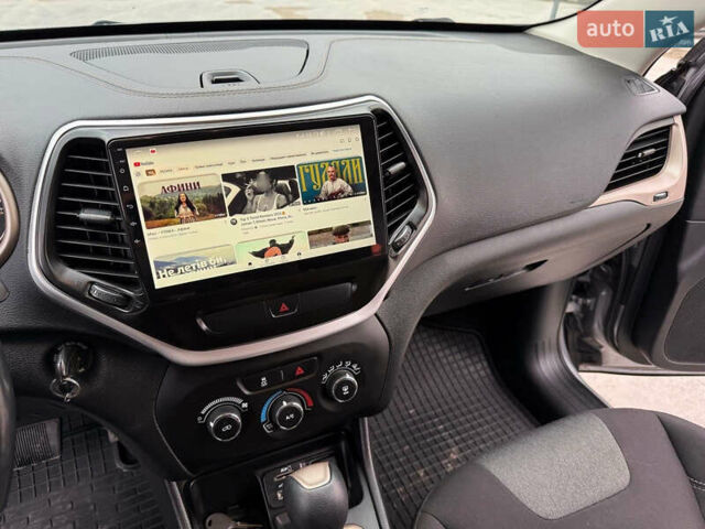 Серый Джип Чероки, объемом двигателя 2.4 л и пробегом 180 тыс. км за 13650 $, фото 20 на Automoto.ua