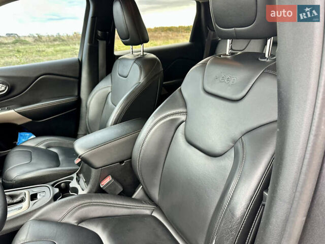 Джип Cherokee 2017 у Вінниці на Automoto.ua Сірий Джип Cherokee, об'ємом двигуна 2.4 л та пробігом 136 тис. км за 16777 $, фото 53 на Automoto.ua