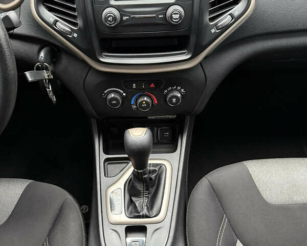 Сірий Джип Cherokee, об'ємом двигуна 2.36 л та пробігом 140 тис. км за 12500 $, фото 23 на Automoto.ua