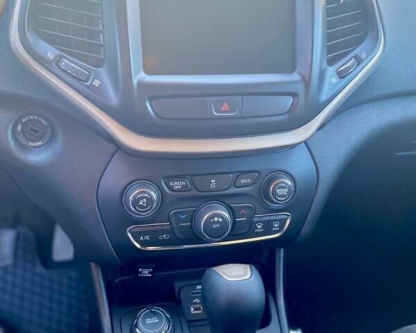 Сірий Джип Cherokee, об'ємом двигуна 2.36 л та пробігом 139 тис. км за 13500 $, фото 11 на Automoto.ua
