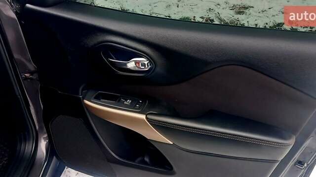 Сірий Джип Cherokee, об'ємом двигуна 2.4 л та пробігом 158 тис. км за 15900 $, фото 20 на Automoto.ua