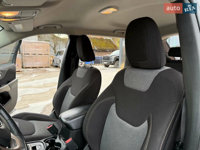 Серый Джип Чероки, объемом двигателя 2.4 л и пробегом 180 тыс. км за 13650 $, фото 18 на Automoto.ua