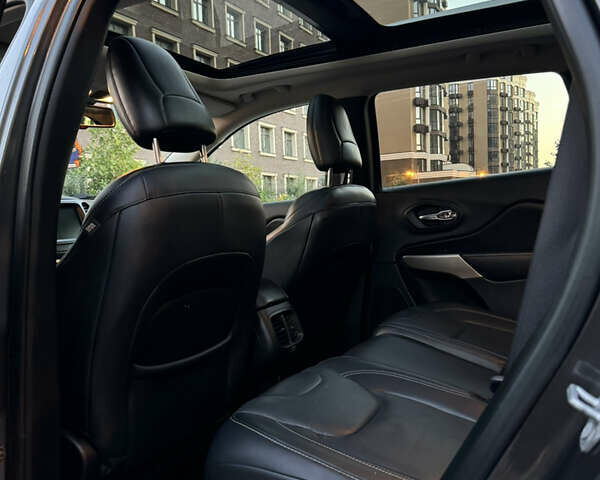 Серый Джип Чероки, объемом двигателя 3.24 л и пробегом 143 тыс. км за 16300 $, фото 3 на Automoto.ua