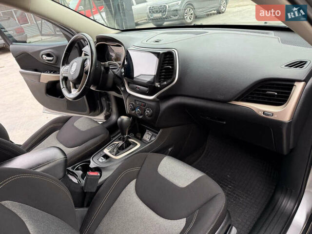 Серый Джип Чероки, объемом двигателя 2.4 л и пробегом 180 тыс. км за 13650 $, фото 14 на Automoto.ua