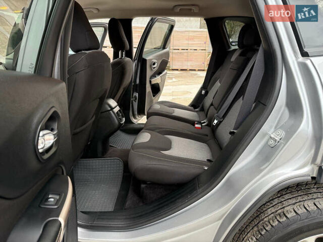 Серый Джип Чероки, объемом двигателя 2.4 л и пробегом 180 тыс. км за 13650 $, фото 24 на Automoto.ua