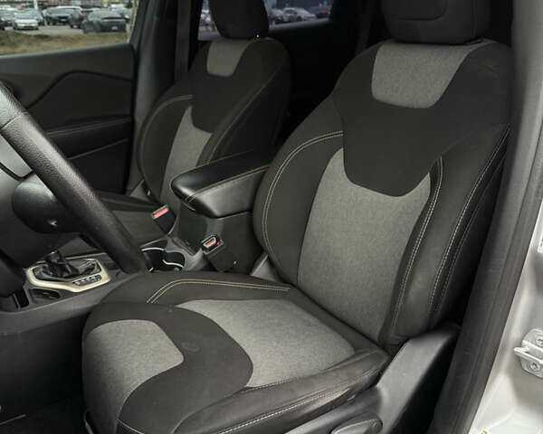 Сірий Джип Cherokee, об'ємом двигуна 2.36 л та пробігом 140 тис. км за 12500 $, фото 18 на Automoto.ua