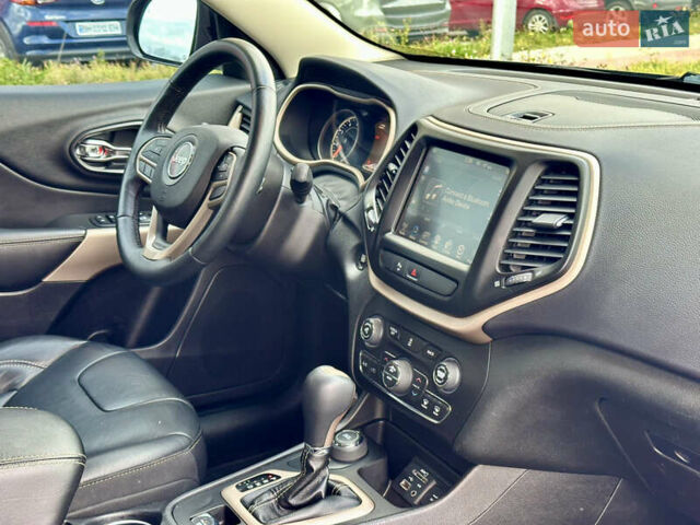 Джип Cherokee 2017 у Вінниці на Automoto.ua Сірий Джип Cherokee, об'ємом двигуна 2.4 л та пробігом 136 тис. км за 16777 $, фото 83 на Automoto.ua