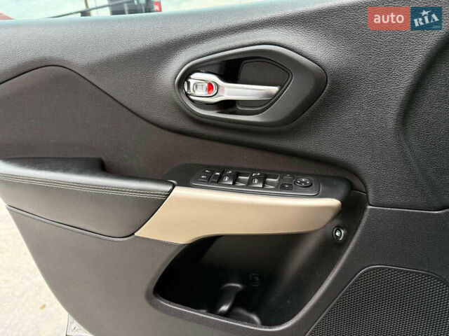 Серый Джип Чероки, объемом двигателя 2.4 л и пробегом 180 тыс. км за 13650 $, фото 23 на Automoto.ua