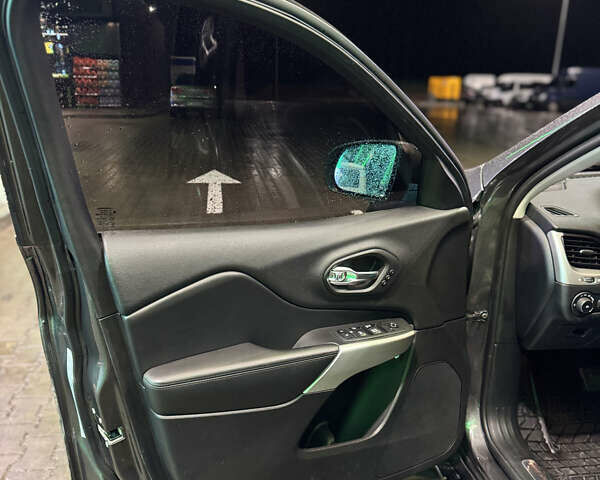 Серый Джип Чероки, объемом двигателя 3.24 л и пробегом 201 тыс. км за 16300 $, фото 88 на Automoto.ua