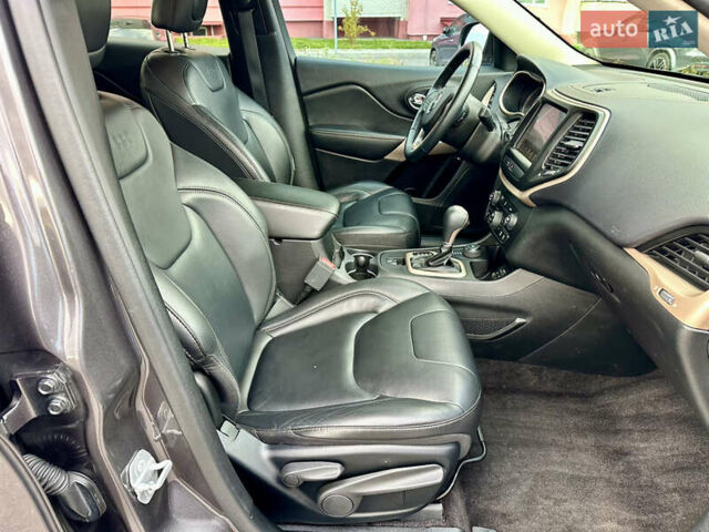 Джип Cherokee 2017 у Вінниці на Automoto.ua Сірий Джип Cherokee, об'ємом двигуна 2.4 л та пробігом 136 тис. км за 16777 $, фото 80 на Automoto.ua