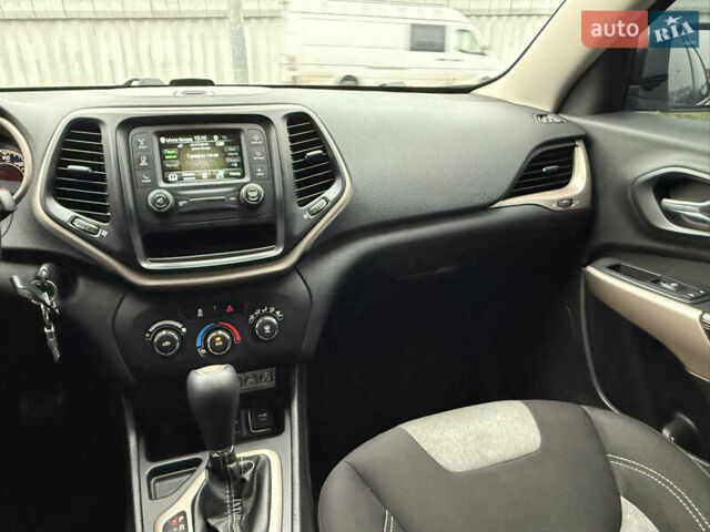 Сірий Джип Cherokee, об'ємом двигуна 2.36 л та пробігом 140 тис. км за 12500 $, фото 24 на Automoto.ua