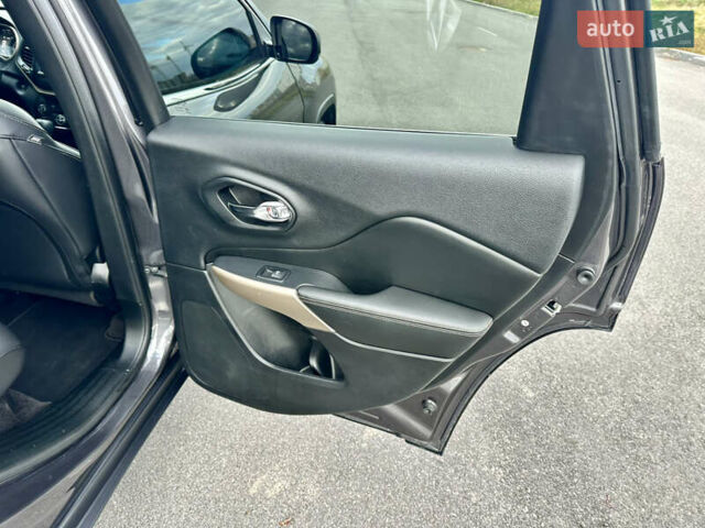 Джип Cherokee 2017 у Вінниці на Automoto.ua Сірий Джип Cherokee, об'ємом двигуна 2.4 л та пробігом 136 тис. км за 16777 $, фото 75 на Automoto.ua