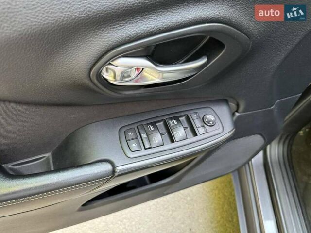 Серый Джип Чероки, объемом двигателя 3.24 л и пробегом 128 тыс. км за 16200 $, фото 12 на Automoto.ua