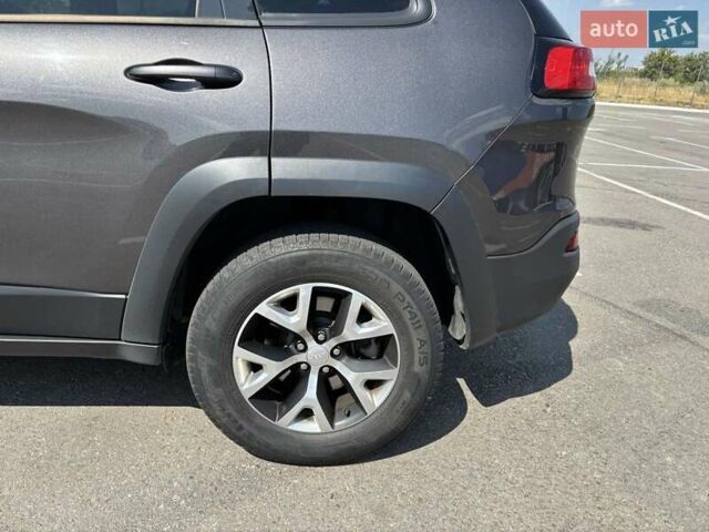 Сірий Джип Cherokee, об'ємом двигуна 2.36 л та пробігом 173 тис. км за 19000 $, фото 5 на Automoto.ua