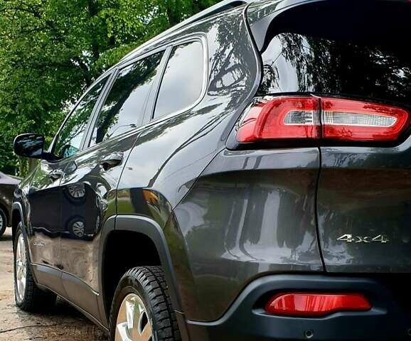 Сірий Джип Cherokee, об'ємом двигуна 3.2 л та пробігом 100 тис. км за 17000 $, фото 7 на Automoto.ua