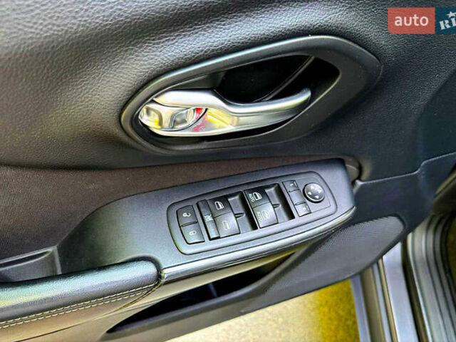 Серый Джип Чероки, объемом двигателя 3.24 л и пробегом 133 тыс. км за 15000 $, фото 11 на Automoto.ua