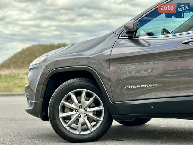 Джип Cherokee 2017 у Вінниці на Automoto.ua Сірий Джип Cherokee, об'ємом двигуна 2.4 л та пробігом 136 тис. км за 16777 $, фото 23 на Automoto.ua