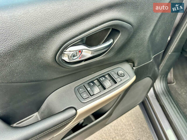 Джип Cherokee 2017 у Вінниці на Automoto.ua Сірий Джип Cherokee, об'ємом двигуна 2.4 л та пробігом 136 тис. км за 16777 $, фото 49 на Automoto.ua