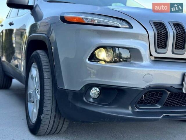 Сірий Джип Cherokee, об'ємом двигуна 3.24 л та пробігом 110 тис. км за 15800 $, фото 12 на Automoto.ua