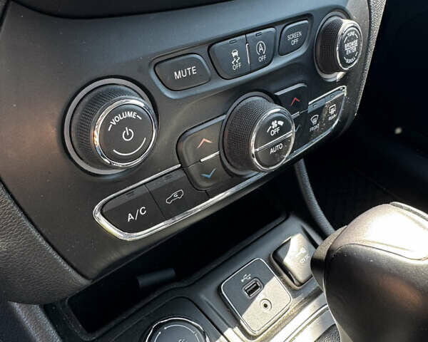 Сірий Джип Cherokee, об'ємом двигуна 2.4 л та пробігом 110 тис. км за 21000 $, фото 7 на Automoto.ua