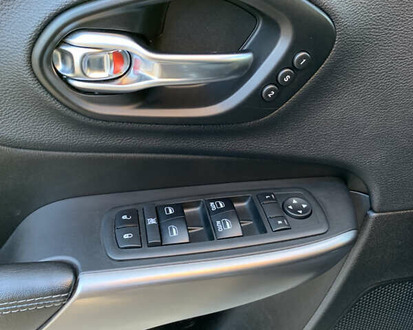 Сірий Джип Cherokee, об'ємом двигуна 2.36 л та пробігом 150 тис. км за 16600 $, фото 60 на Automoto.ua