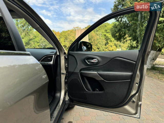 Сірий Джип Cherokee, об'ємом двигуна 3.24 л та пробігом 92 тис. км за 16500 $, фото 19 на Automoto.ua