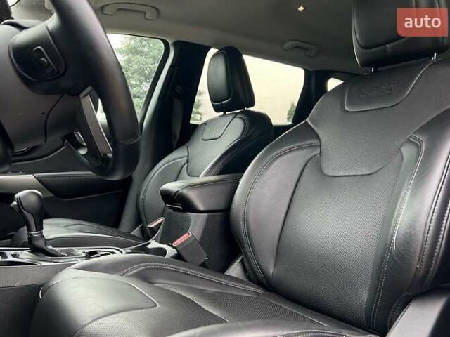 Сірий Джип Cherokee, об'ємом двигуна 2 л та пробігом 28 тис. км за 20690 $, фото 17 на Automoto.ua