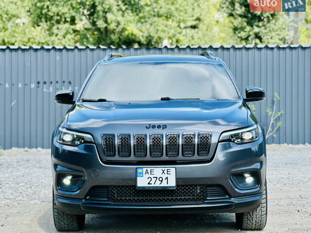 Сірий Джип Cherokee, об'ємом двигуна 3.24 л та пробігом 130 тис. км за 15999 $, фото 1 на Automoto.ua