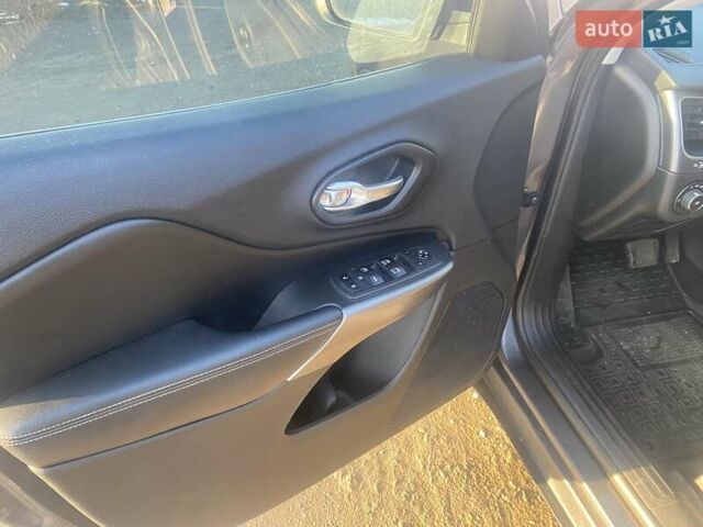 Серый Джип Чероки, объемом двигателя 2.36 л и пробегом 100 тыс. км за 18000 $, фото 36 на Automoto.ua