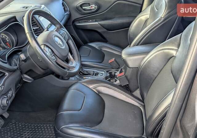 Сірий Джип Cherokee, об'ємом двигуна 2 л та пробігом 109 тис. км за 18700 $, фото 9 на Automoto.ua
