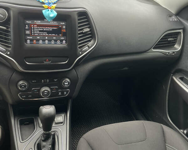 Серый Джип Чероки, объемом двигателя 3.24 л и пробегом 119 тыс. км за 14399 $, фото 11 на Automoto.ua