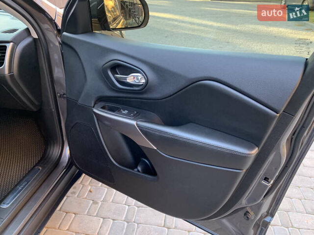 Сірий Джип Cherokee, об'ємом двигуна 2.36 л та пробігом 150 тис. км за 16600 $, фото 86 на Automoto.ua