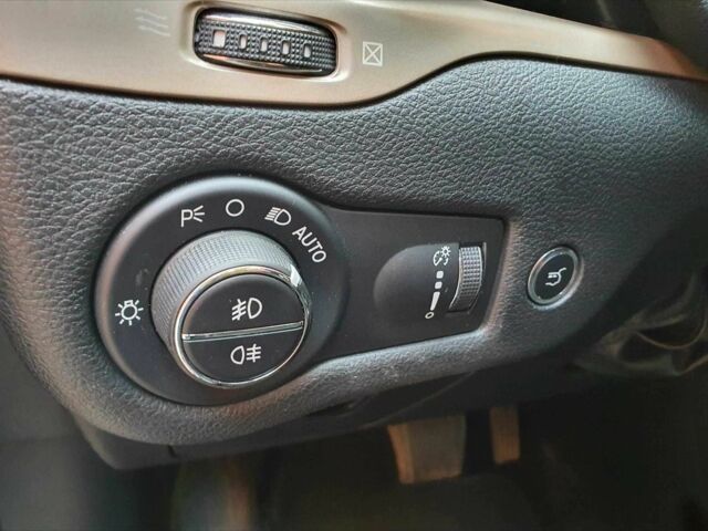 Сірий Джип Cherokee, об'ємом двигуна 0 л та пробігом 90 тис. км за 11500 $, фото 14 на Automoto.ua