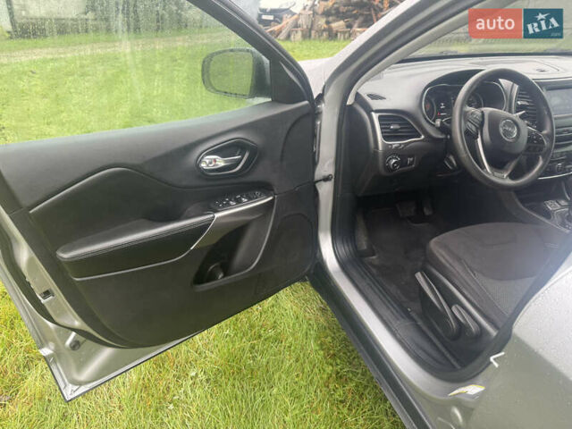 Сірий Джип Cherokee, об'ємом двигуна 2.36 л та пробігом 189 тис. км за 13800 $, фото 20 на Automoto.ua