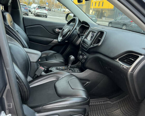 Джип Cherokee 2018 у Києві на Automoto.ua Сірий Джип Cherokee, об'ємом двигуна 3.24 л та пробігом 103 тис. км за 17800 $, фото 21 на Automoto.ua