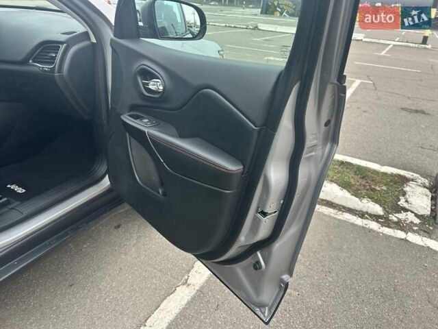 Серый Джип Чероки, объемом двигателя 1.99 л и пробегом 132 тыс. км за 18500 $, фото 9 на Automoto.ua