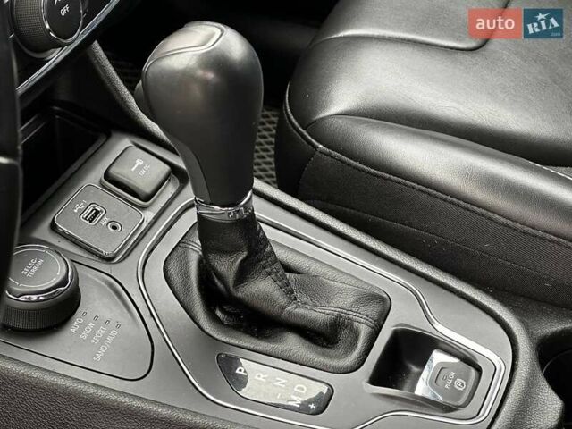 Сірий Джип Cherokee, об'ємом двигуна 3.24 л та пробігом 141 тис. км за 16799 $, фото 19 на Automoto.ua