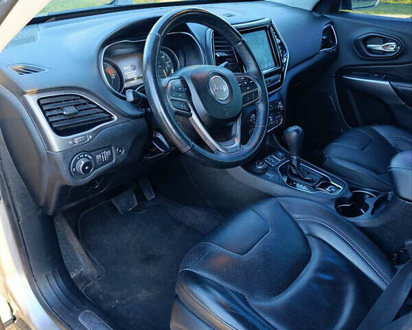 Серый Джип Чероки, объемом двигателя 3.2 л и пробегом 234 тыс. км за 15499 $, фото 4 на Automoto.ua