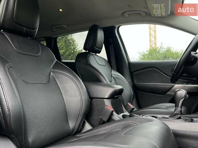 Сірий Джип Cherokee, об'ємом двигуна 2 л та пробігом 28 тис. км за 20690 $, фото 10 на Automoto.ua