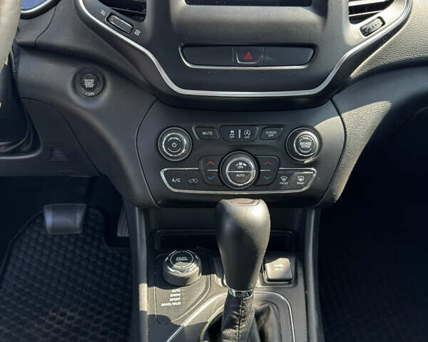 Сірий Джип Cherokee, об'ємом двигуна 2.4 л та пробігом 110 тис. км за 21000 $, фото 6 на Automoto.ua