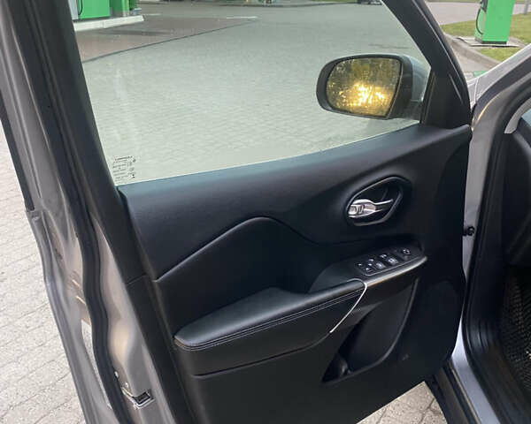 Серый Джип Чероки, объемом двигателя 2.36 л и пробегом 176 тыс. км за 16200 $, фото 21 на Automoto.ua