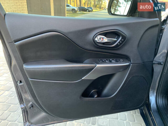 Сірий Джип Cherokee, об'ємом двигуна 2.36 л та пробігом 150 тис. км за 16600 $, фото 87 на Automoto.ua