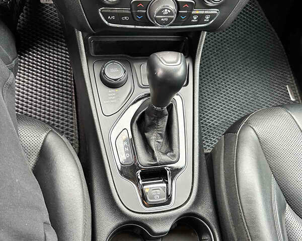 Сірий Джип Cherokee, об'ємом двигуна 2 л та пробігом 142 тис. км за 17100 $, фото 18 на Automoto.ua