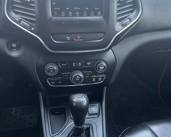 Серый Джип Чероки, объемом двигателя 2.36 л и пробегом 177 тыс. км за 16200 $, фото 17 на Automoto.ua